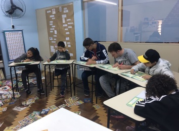 Crianças utilizando os livros do projeto e amando aprender "braile"